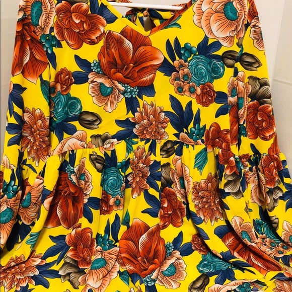 Boho Floral V-N City Front/Back Top - Picture 3 of 10